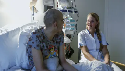 Verpleegkundige Annie in gesprek met patiënt, Erasmus MC
