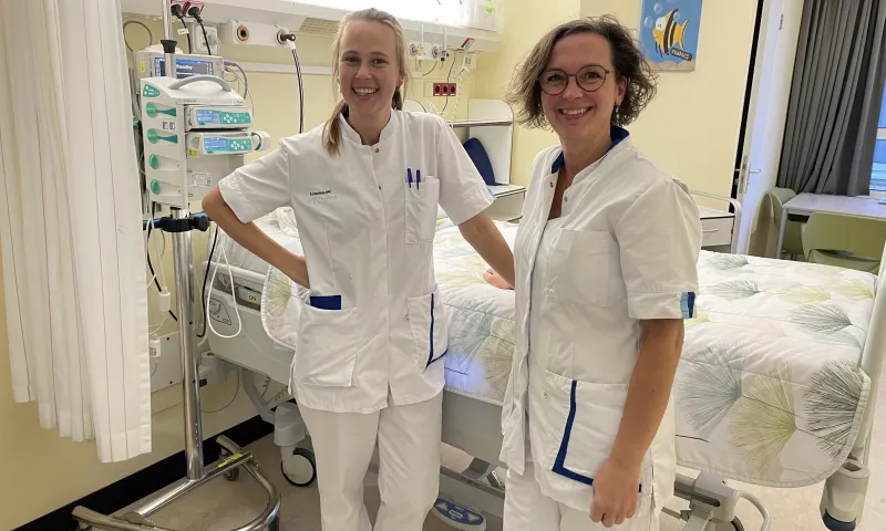 Denise de Haas en Daniëlle de Groot,  senior verpleegkundigen op de kinderchirurgie, Erasmus MC