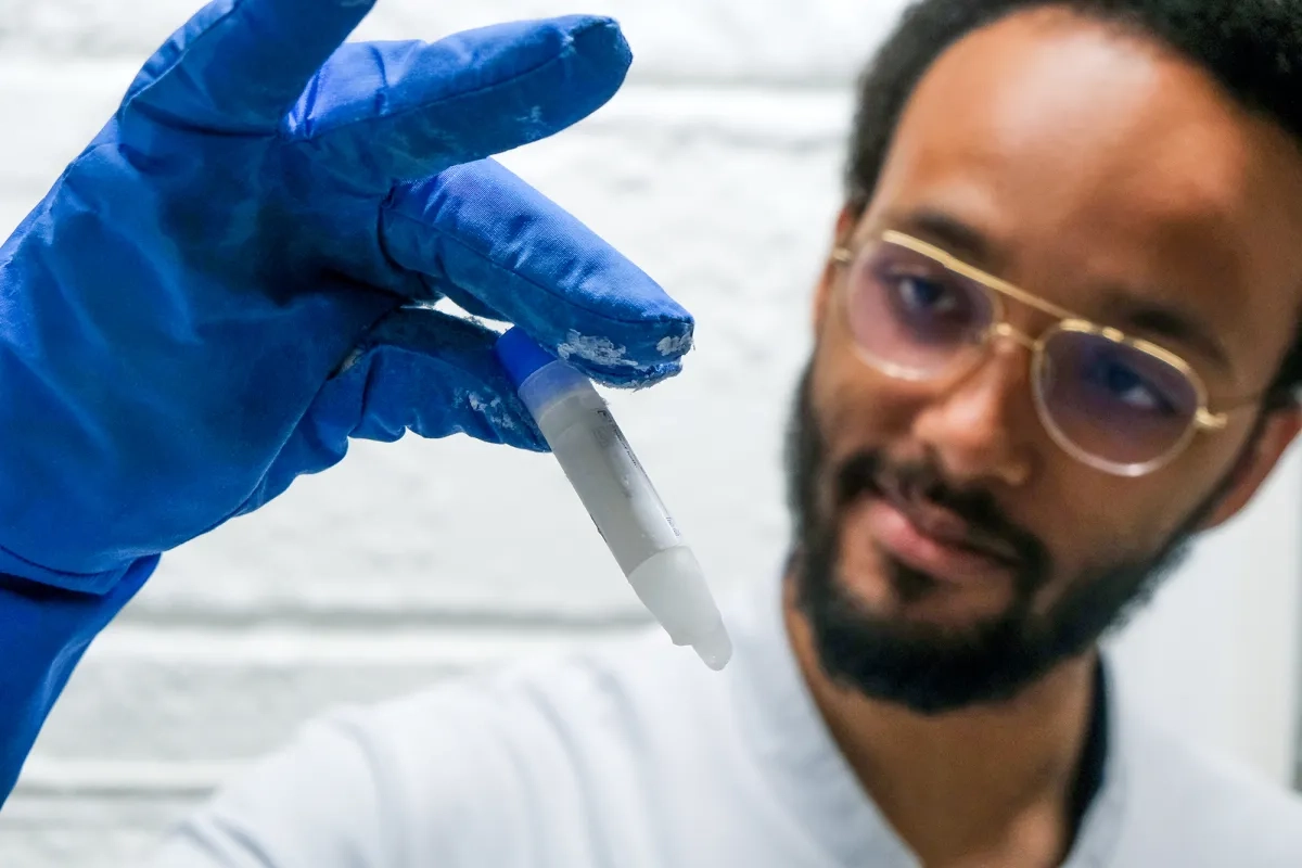 Onderzoeker aan het werk in laboratorium Erasmus MC